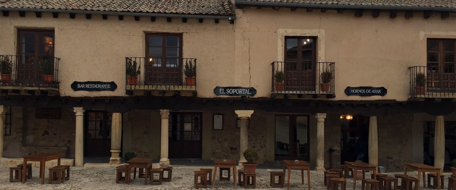 Mesas terraza - Restaurante El Soportal en Pedraza, Segovia